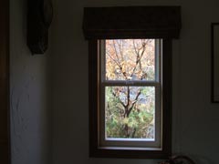 画像 窓から見る秋　紅葉