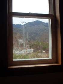 リールフランの窓から見る比良山